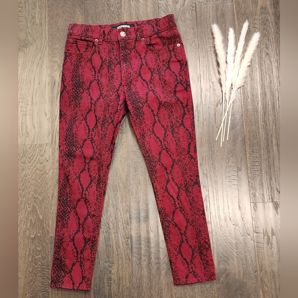 Express, supersoft high rise, stretch ankle legging in snake print.  Size 4S